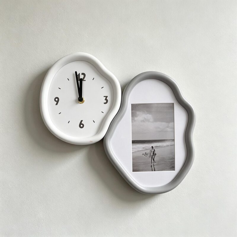 Set aus einer wolkenförmigen Holzuhr und einem Fotorahmen – Wand...